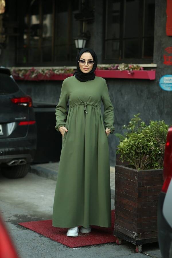 6497-Krep Süs Bağcıklı Büzgülü Elbise Haki