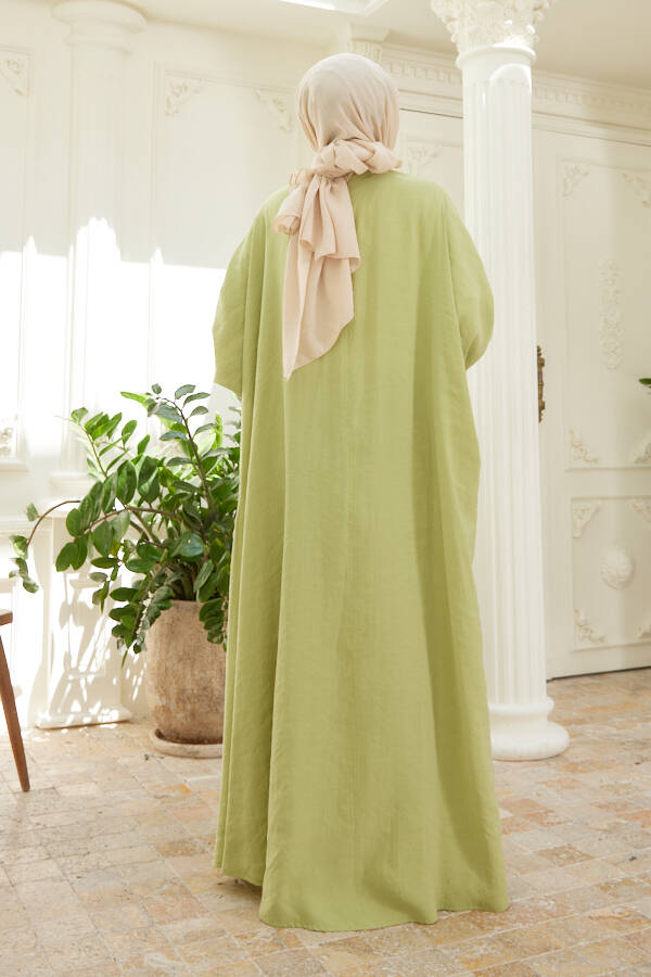 6618-Modal Süs Düğmeli Abaya Fıstık Yeşili