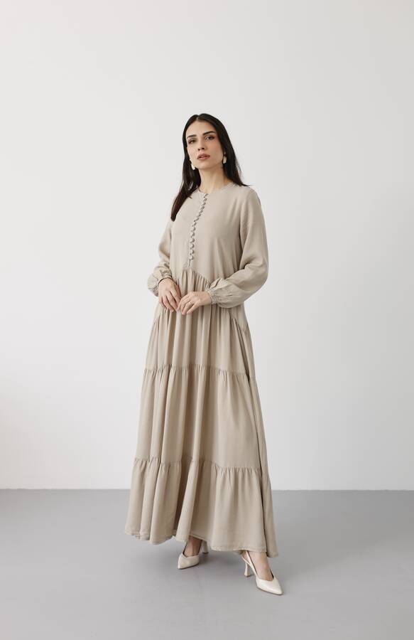 6646- Parça Boya Tensel Britli Düğmeli Büzgülü Elbise Bej