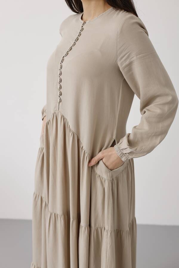 6646- Parça Boya Tensel Britli Düğmeli Büzgülü Elbise Bej